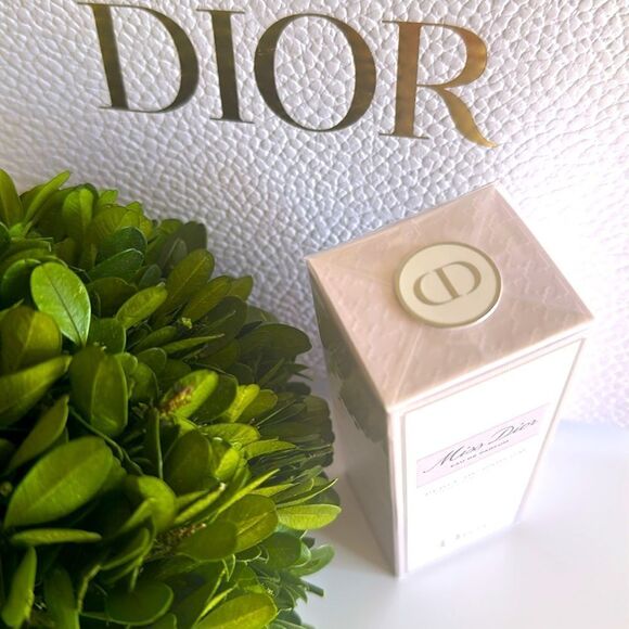 Miss Dior Parfum Roller-Pearl -
New & Sealed - Picture 11 of 17